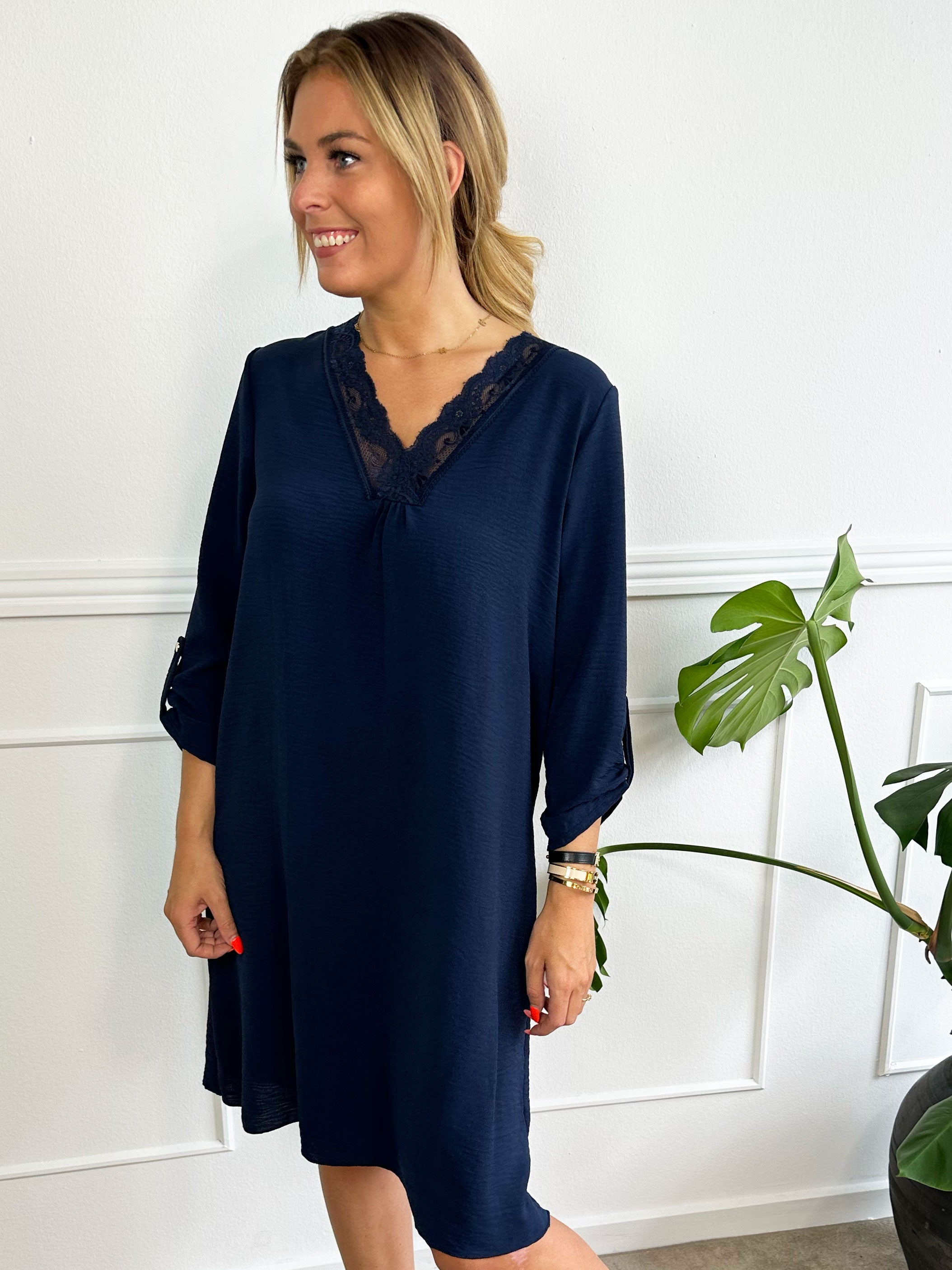 Elly Long - Simpel klänning med spetskant